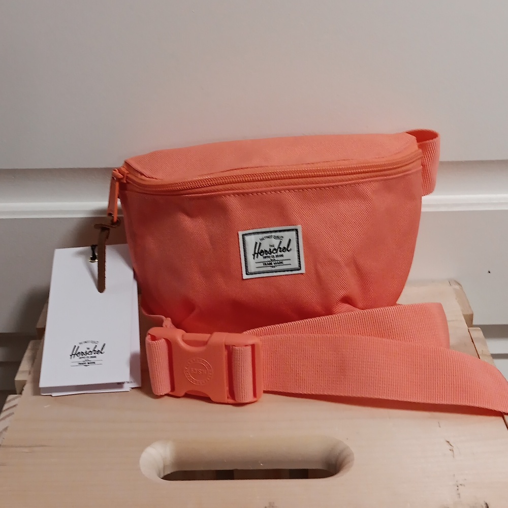 LAST CHANCE! NWT Herschel Fourteen Hip Pack